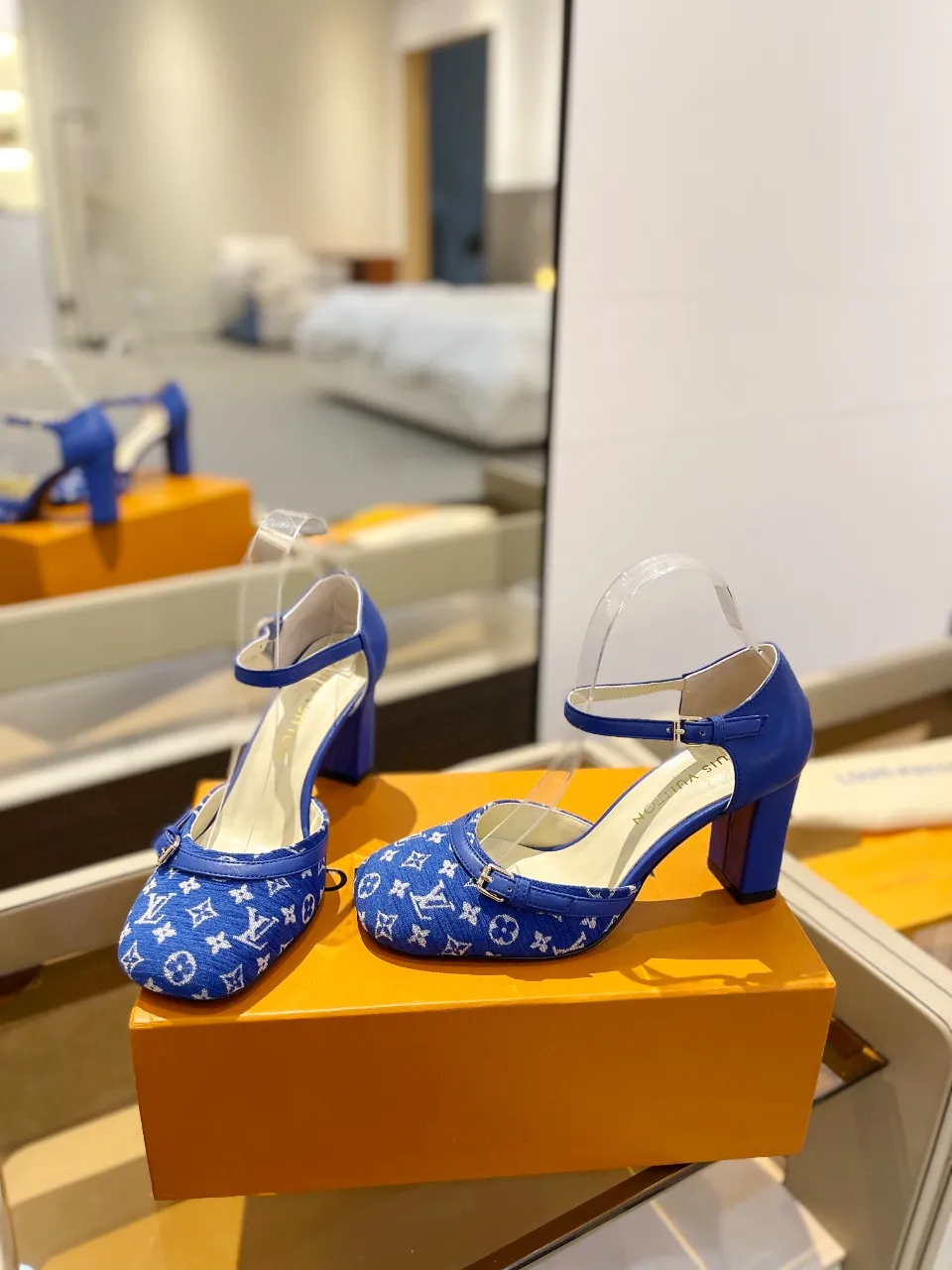 👟👟Ex-factory price 640👟👟 2024 latest L✔ The latest catwalk style slippers from L✔ Home counters, official website series updated simultaneously, perfect last + LV new element button design, full of femininity, noble temperament, original reverse mold last, ultimate 1:1 shape, high-end quality, imported high-end fabrics showing exquisite texture! Fabric: LV denim Lining: high-quality soft sheepskin lining Feet: imported goatskin Customized A-grade high-density private mold outsole, luxurious packaging! 8 cm thick heel Size: 34-42, (34, 40, 41, 42 customizations are non-refundable)